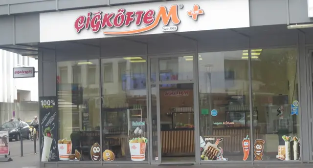 Gepflegter Imbiss direkt unter einem gut frequentierten Fitnessstudio. Die mittlere Bismarckstraße ist stark besucht, fast zu jeder Tageszeit.  | Foto: Julia Glöckner