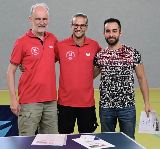 Der Sieger des kleinen Finales, der Drittplatzierte Motaz Essa aus Syrien mit dem Vereinsvorstand | Foto: Foto: Hebrank