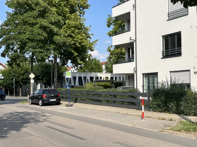 Die neue Haltestelle Gerd-Dehof-Platz auf der Hermsheimer Straße in Richtung Neuostheim. Auch hier mussten Parkplätze weichen. | Foto: Aljoscha Kertesz