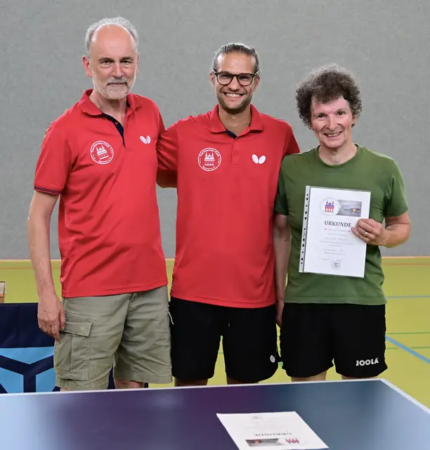 Gesamtsieger des TTC-Turniers Gunter Straub mit Vereinsvorstand | Foto: Foto: Hebrank