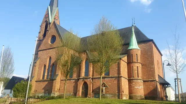 Die St.-Valentinuskirche in Bann mit dem Missionskreuz: Das religiöse Symbol prägte über 100 Jahre das Bild des Gotteshauses. | Foto: Richard Roschel