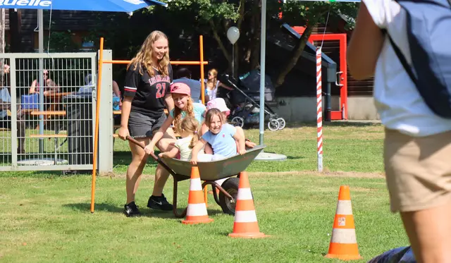 Beim traditionellen Schubkarrenrennen der Familienolympiade zählen Teamgeist und gute Laune
 | Foto: Stadt Viernheim