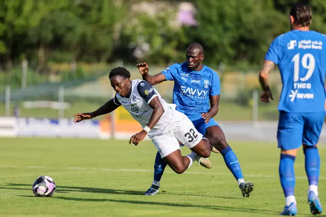 Kennedy Okpala (SV Waldhof, Nummer 32) gegen Kalidou Koulibaly (Al-Hilal SFC, Nr.3) beim Testspiel, SV Waldhof - Al-Hilal in Balingen. | Foto: Marino/PIX-Sportfotos