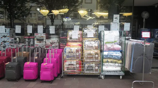 Laden mit gemischtem Warenangebot für Dinge des alltäglichen Bedarfs, Elektroware, Küchengeräte und Einrichtung hält sich seit Jahren gut auf der Bismarckstraße. | Foto: Julia Glöckner