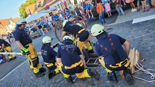 Tradition in Geinsheim: Der Kerwebaum wird am Ortsmittelpunkt aufgerichtet. | Foto: Markus Pacher