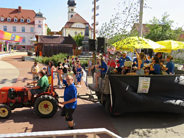 Als bunter Lindwurm zieht der große Kerweumzug durch den Ortsteil Böhl. | Foto: Brigitte Melder