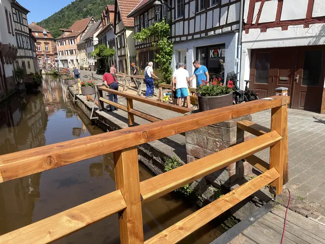 Seit 2024 saniert Zukunft Annweiler e.V. ehrenamtlich gemeinsam mit dem städtischen Bauhof die Queichgeländer in der Wassergasse. 2026 soll es in der Gerbergasse weitergehen. | Foto: Zukunft Annweiler