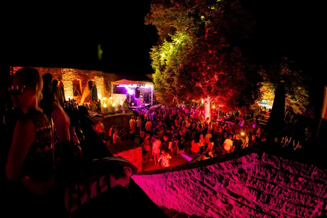 Ende August findet zum letzten Mal die Veranstaltung „Die Burg rockt“ auf der Burg Landeck bei Klingenmünster statt.  | Foto: Veranstaltungsgesellschaft Landau Südliche Weinstrasse GmbH