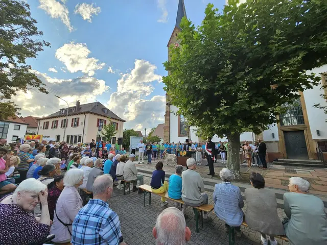 Mit Kerweumzug, Kerwered’ und Kerwebaumstellen wird die Ruppertsberger Kerwe feierlich eröffnet. | Foto: Eva Bender