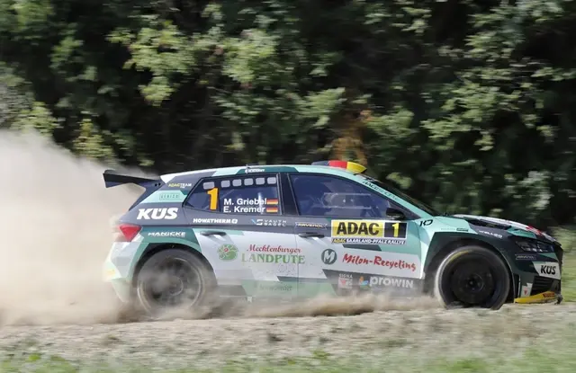Dieser Schnappschuss vom Siegerteam entstand in Thallichtenberg. Die Feuerwehren Thallichtenberg, Ruthweiler, Körborn, Dennweiler-Frohnbach/ Oberalben und weitere der VG Baumholder unterstützten die Rallye bei der Absicherung.   | Foto: Janine Bondorf