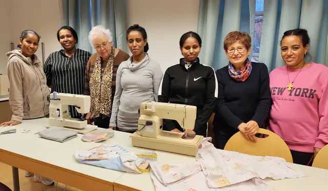 Die Teilnehmenden freuen sich schon auf den nächsten Kurs: Beim Upcycling-Projekt im Familienbildungswerk entstehen aus gebrauchten Stoffen und Materialien kreative Unikate. | Foto:  Stadt Viernheim