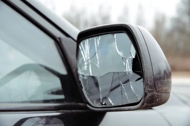 Unvermittelt schlug der Radfahrer mit der Faust gegen den Außenspiegel des Audi Q3, wodurch das Spiegelglas zerbrach (Symbolfoto) | Foto: Sebastian/stock.adobe.com
