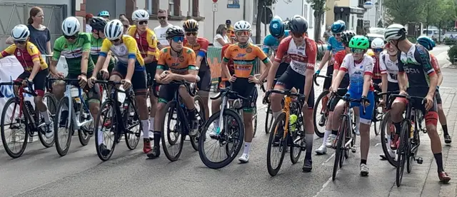 Raphael Ollig (rechts grüner Helm) vor dem Start auf den 25-fachen Rundkurs | Foto: HSchaeffer
