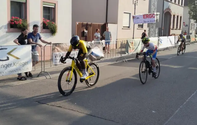 Felix Bierling (Mitte) auf der Rundstrecke | Foto: HSchaeffer