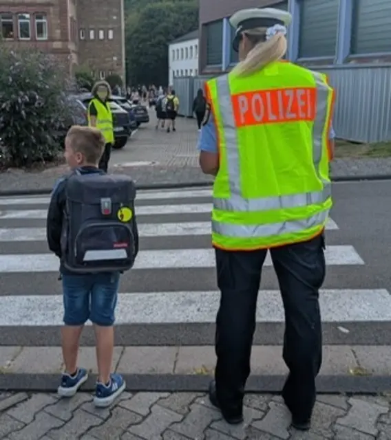 Die Polizei überwacht den Schulweg | Foto: Polizei