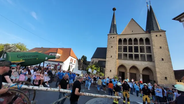 Viele Zuschauer säumen die Straßen, um den Kerweumzug sowie das Aufstellen des Kerwebaumes zu begleiten. | Foto: Markus Pacher