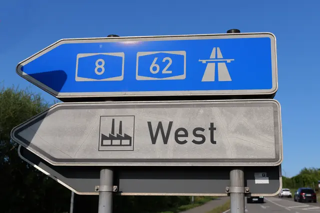 Die Verkehrsschilder weisen auf die Umleitungen und Ausweichrouten rund um die L 600 hin. | Foto: Erik Stegner