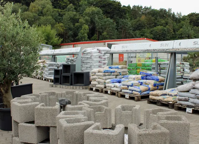 Mit Pflanzsteinen, Kies oder Rindenmulch lässt sich der Garten neu- und umgestalten. Jetzt im Herbst ist eine gute Zeit dafür | Foto: Monika Klein