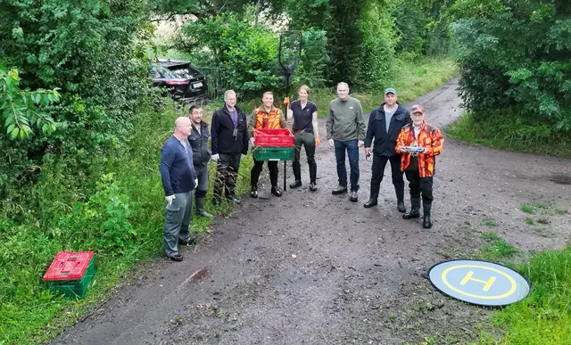 Landrat Dietmar Seefeldt hat sich kürzlich bei Herxheim ein Bild von dem Einsatz der Kitzretterinnen und -retter der Südlichen Weinstraße gemacht | Foto: Mohn