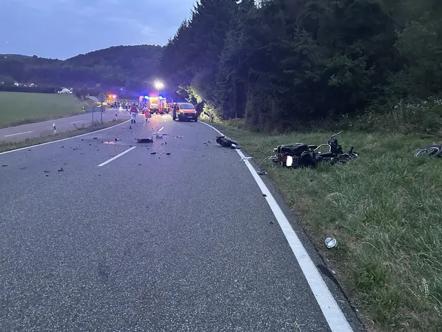 Die B420 bleibt für die Dauer der Unfallaufnahme vollständig gesperrt | Foto: Polizeiinspektion Kusel 