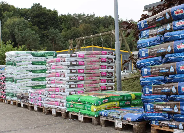 Der Landfuxx-Markt führt eine große Auswahl an Pflanzerden  | Foto: Monika Klein