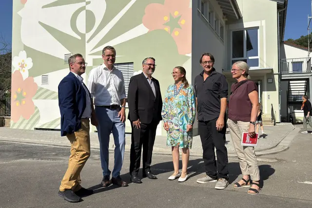Foto vor der Grundschule: Dr. Maximilian Wienecke, Abteilungsleiter Gebäudemanagement, Beigeordneter Bernhard Adams, OB Marc Weigel, Schulleiterin Birgit Braunstein, Architekt Horst Gralle und Karin Schröder, Hochbau. | Foto: Stadt Neustadt