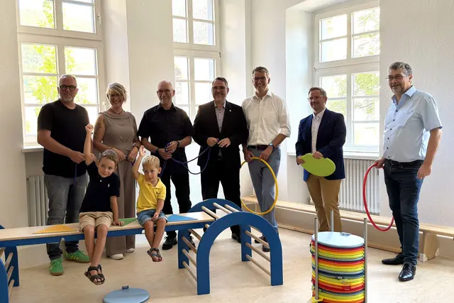 Foto in der Kita: Eike Müller, Hochbauamt, Kitaleiterin Tanja Storck, Architekt Joachim Becker, OB Marc Weigel, Beigeordneter Bernhard Adams, Dr. Maximilian Wienecke, Abteilungsleiter Gebäudemanagement und Alf Bettinger, Abteilungsleiter Familie, Jugend und Soziales. Kinder: Jannik und Jonas. | Foto: Stadt Neustadt