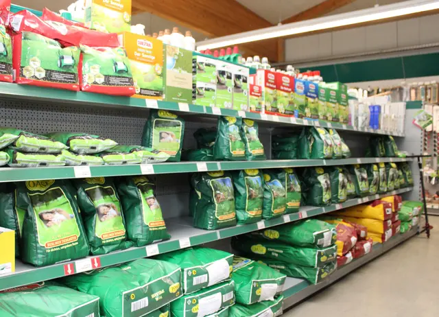 Wer auf einer Fläche neuen Rasen anlegen möchte oder seinen bestehenden Rasen aufhübschen möchte, findet unterschiedliches Saatgut bei Landfuxx | Foto: Monika Klein