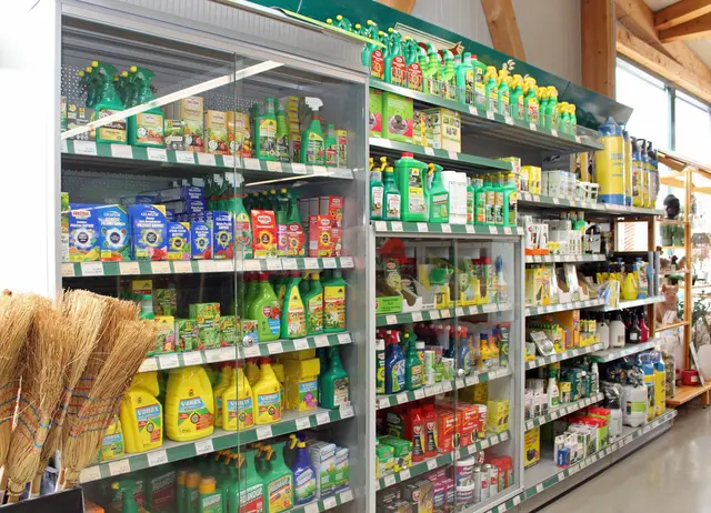 Nur Inhaber Karl-Heinz Göttel und die Mitarbeiter, die wie er die Sachkunde abgelegt haben, dürfen Pflanzenschutzmittel und Biozide in den abgeschlossenen Glasvitrinen ausgeben | Foto: Monika Klein