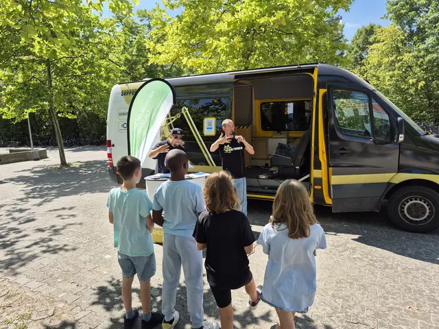 Die Rapagogen Marco Weßling (links) und Simeon Klein mit Kindern beim Rap. | Foto: Kreisverwaltung Bad Dürkheim