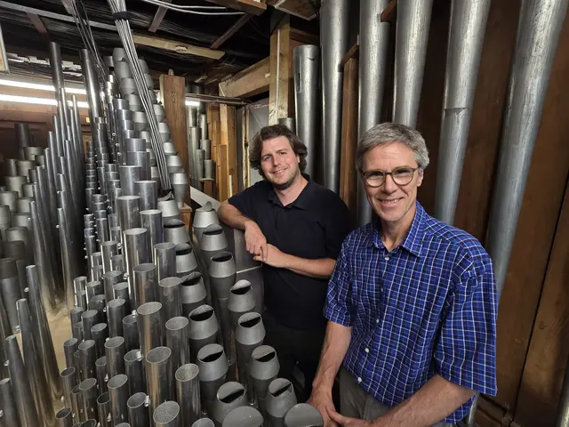 Die beiden Organisten Timo Uhrig und Stefan Schlipf in der großen Orgel der Marienkirche. | Foto: Olf