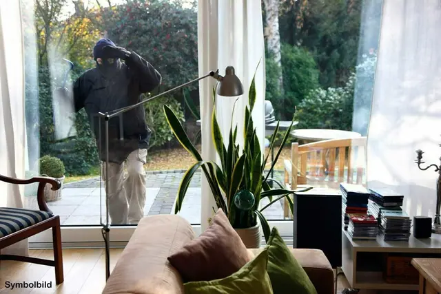 Unbekannte Täter hatten eine Terrassentür gewaltsam geöffnet und das Haus durchsucht | Foto: Polizei Rheinland-Pfalz