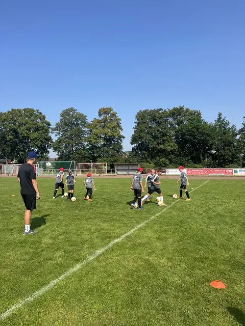 Bei sommerlichen Temperaturen ging es auf dem Platz zur Sache. | Foto: Anpfiff ins Leben