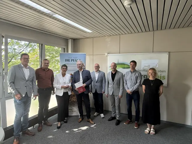 Staatssekretärin Petra Dick-Walther hat offiziell den Zuwendungsbescheid an Landrat Rainer Guth übergeben | Foto: Kreisverwaltung Donnersbergkreis