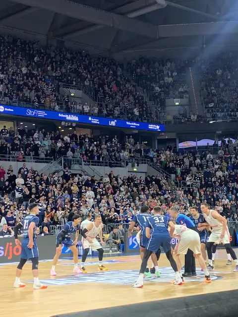 Die Academics Heidelberg - hier im blauen Trikot im  Winter beim Heimspiel gegen Bayern München- haben die Vorbereitung auf die neue Saison gestartet.  | Foto: Bohlander