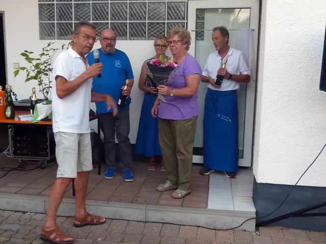 Organisator Rudi Birkmeyer übereicht dem Küchenteam kleine Präsente für die ehrenamtliche Bewirtung! | Foto: Peter Gnewikow