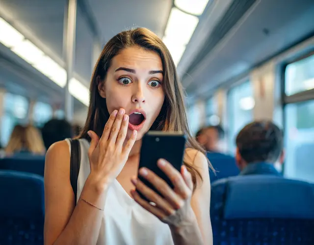 Kreditkartenbetrug am Telefon: Wie Betrüger Ihre Daten abgreifen. Manchmal kommunizieren die vermeintlichen Bankmitarbeiter vorab die dubiosen Kontobewegungen und kündigen den gefakten Sicherheitsanruf an.  | Foto: KI-generiert/Julia Glöckner