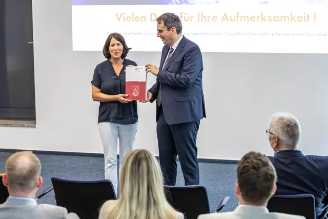 Wirtschaftsministerin Daniela Schmitt überreicht den Förderbescheid an das IFOS | Foto: RLP-MWVLW/gratis