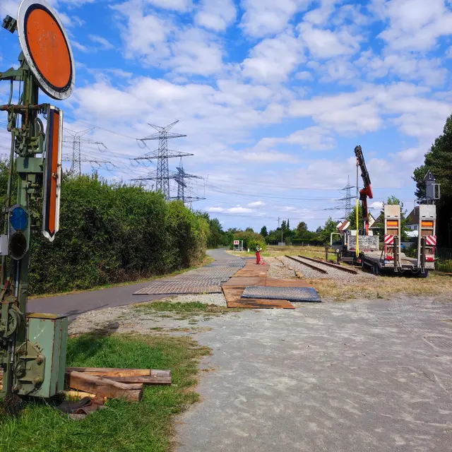 Die Platten aus Stahl und Kunststoff liegen aus – oder wie Alfons Weiß sagt: "Der Teppich ist ausgebreitet, das Gleisbett gerichtet" | Foto: Alfons Weiß/gratis