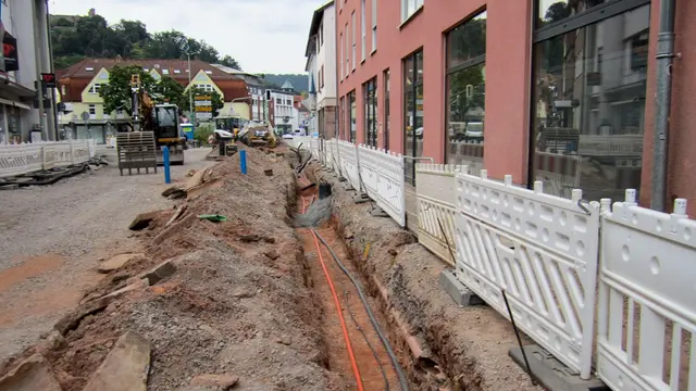 Bagger im Einsatz: Auf der Südseite der Kaiserstraße laufen die Arbeiten für neue Leitungen und Beleuchtung.
| Foto: Mattia De Fazio