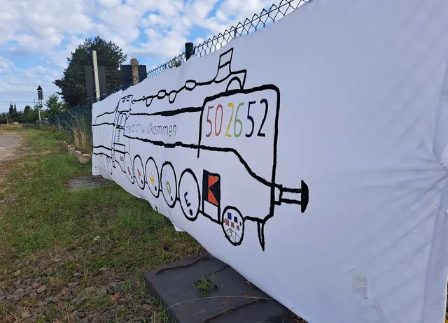 Ein Willkommensgruß für die Dampflok: Alfons Weiß vermutet, dass das Banner von der katholischen Kindertagesstätte in Otterbach stammt | Foto: Monika Klein