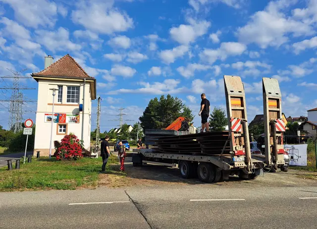 Der Lkw mit seiner tonnenschweren Fracht fährt am Stellwerkmuseum in Otterbach vor | Foto: Monika Klein