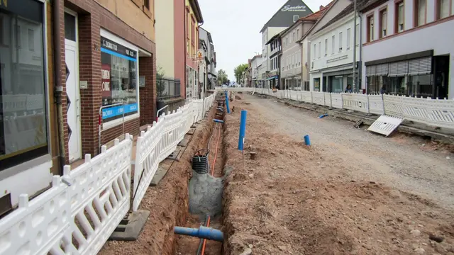 Blick durch die Kaiserstraße: Die Baugrube zieht sich durch die gesamte Südseite. | Foto: Mattia De Fazio