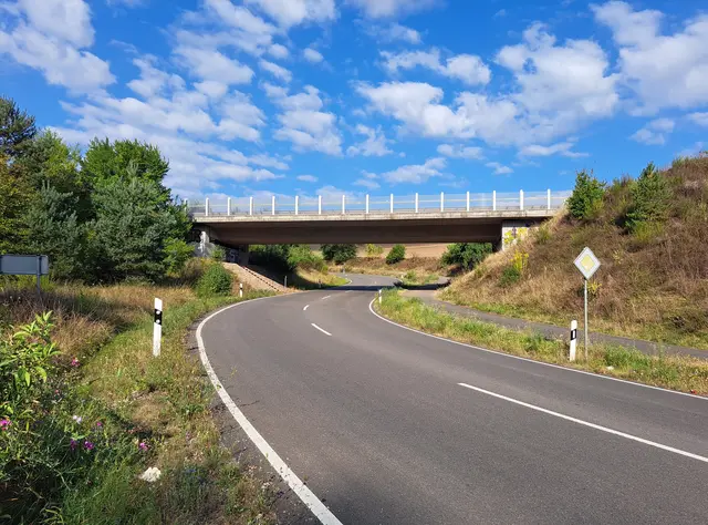 Könnte ein Knackpunkt werden: Der Spezialtransport muss unter der Brücke der Umgehungsstraße von Erfenbach durchfahren | Foto: Monika Klein
