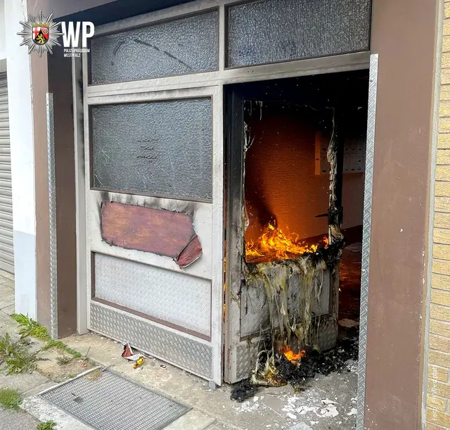 Am Donnerstagabend kam es in der Mannheimer Straße in Kaiserslautern zu einem Brand im Eingangsbereich eines Mehrfamilienhauses | Foto: Polizeipräsidium Westpfalz