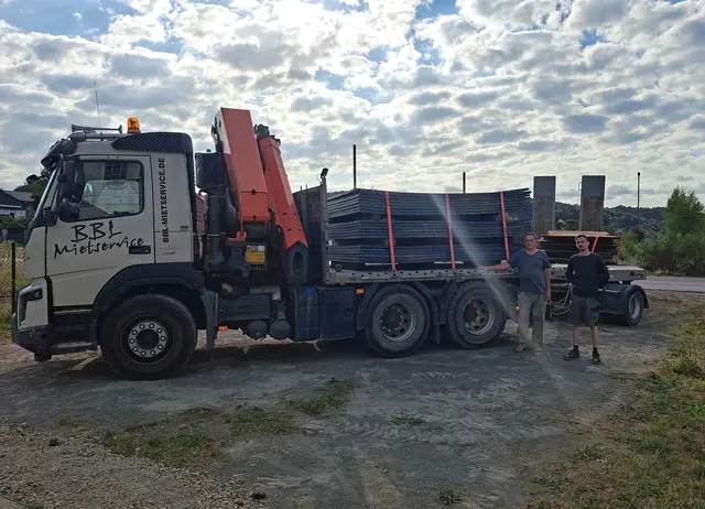Alfons Weiß (links) aus dem Vorstand des Fördervereins und BBL-Mitarbeiter Dennis Schiefner am Lkw mit den Schutzplatten  | Foto: Monika Klein