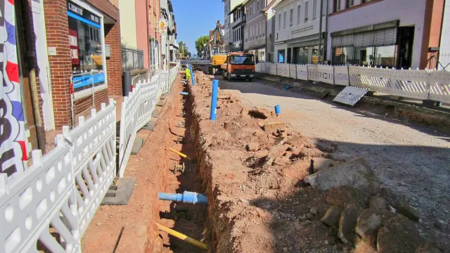 Frisch freigelegt: In der Baugrube verlaufen Leitungen für Wasser, Strom und Glasfaser. | Foto: Mattia De Fazio