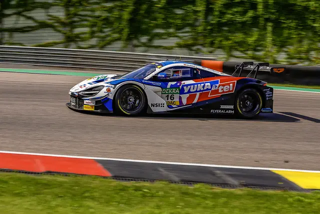 Der Odenwälder Timo Glock fuhr im McLaren im zweiten Training die Bestzeit bei der DTM auf dem Sachsenring | Foto: Marcel Uhlmann