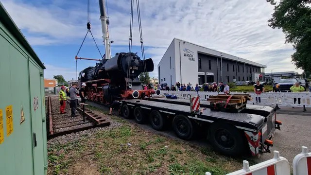 Zwei Großkrane sorgen dafür, dass der Auftrag perfekt ausgeführt werden konnte | Foto: Ralf Vester