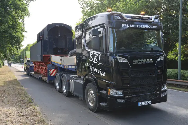 Am Sonntagmorgen geht der Schwertransport über die Bühne | Foto: Ralf Vester